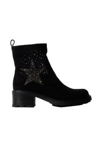 Bottine noire à talon bloc avec décoration cloutée en forme d'étoile sur le côté, munie d'une boucle à l'arrière.
