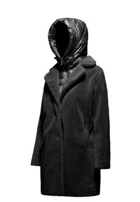 Cappotto in misto lana nero con silhouette strutturata, dotato di cappuccio imbottito e lucido nero e un esterno morbido e testurizzato.