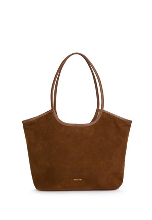 Sac cabas en daim marron avec des poignées longues et plates et une bordure lisse. Présente un logo discret en or sur le devant. Conception simple et spacieuse.