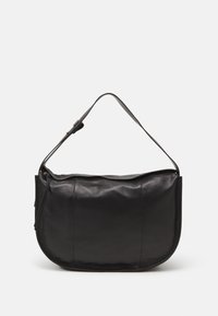 Melna ādas plecu soma ar izliekta formu, vienu plecu siksnu un ar rāvējslēdzēju. Īpašības: gluda tekstūra un minimālisma dizains.