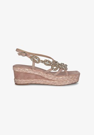 Sandales compensées rose tendre avec une semelle en jute tressé. Présentent un design à lanières et une chaîne décorative avec des accents en strass. Fermeture à boucle à la cheville.