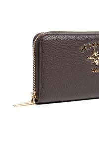 Portafoglio in pelle marrone con finitura testurizzata, hardware dorato e logo impresso. Presenta una chiusura con zip e dettaglio a linguetta sul lato.
