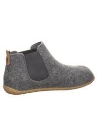 Graue Absatzstiefel mit elastischen seitlichen Einsätzen, einer runden Zehenpartie und einer hellbraunen Gummisohle. Strukturierte Oberfläche mit glatter Verarbeitung.