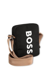 Borsa a spalla nera di forma quadrata con chiusura a zip. Presenta un grande logo bianco "BOSS" e una tracolla beige testurizzata. Materiale resistente.