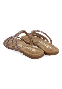 Chanclas de ante marrón con múltiples tiras brillantes en púrpura, azul y dorado, que cuentan con una plantilla texturizada y suela ligera.