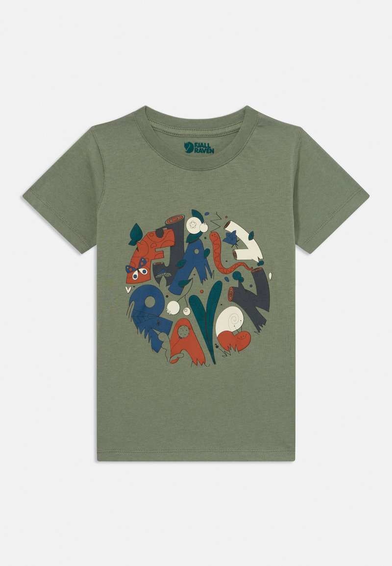 Camiseta de algodão verde com um design gráfico circular colorido, apresentando formas abstratas e elementos da natureza em vermelho, azul e branco.