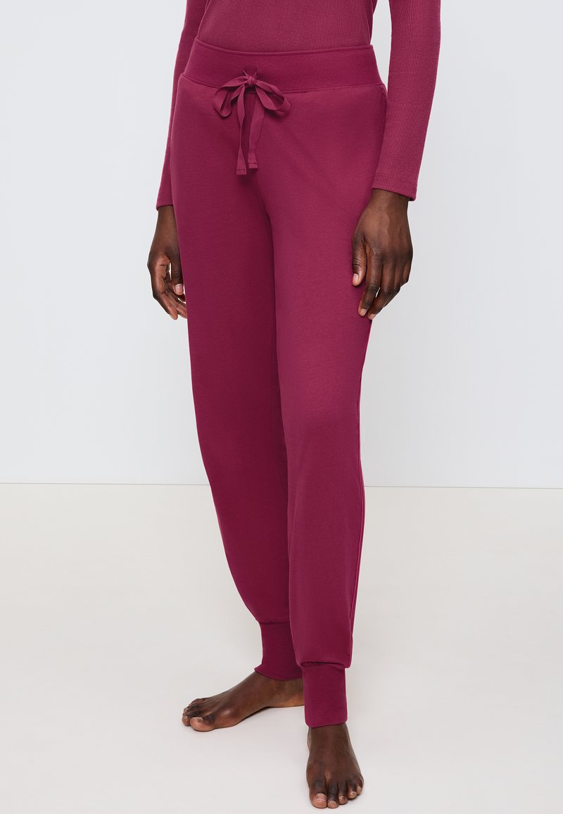 Bordeaux joggers met een zachte textuur, voorzien van een elastische tailleband en aantrekkoord. Boorden bij de enkels voor een snug fit.