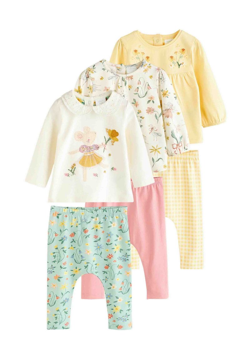 Vierteiliges Babybekleidungsset: weißes Oberteil mit gesticktem Bären, Oberteil mit Blumendruck, gelbes Oberteil und floralen gemusterten Hosen in Pastellfarben.