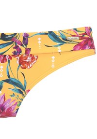Bloemige bikini onderkant met een gele basis, gekenmerkt door roze en paarse bloemen, geometrische witte accenten en een gestructureerde tailleband.
