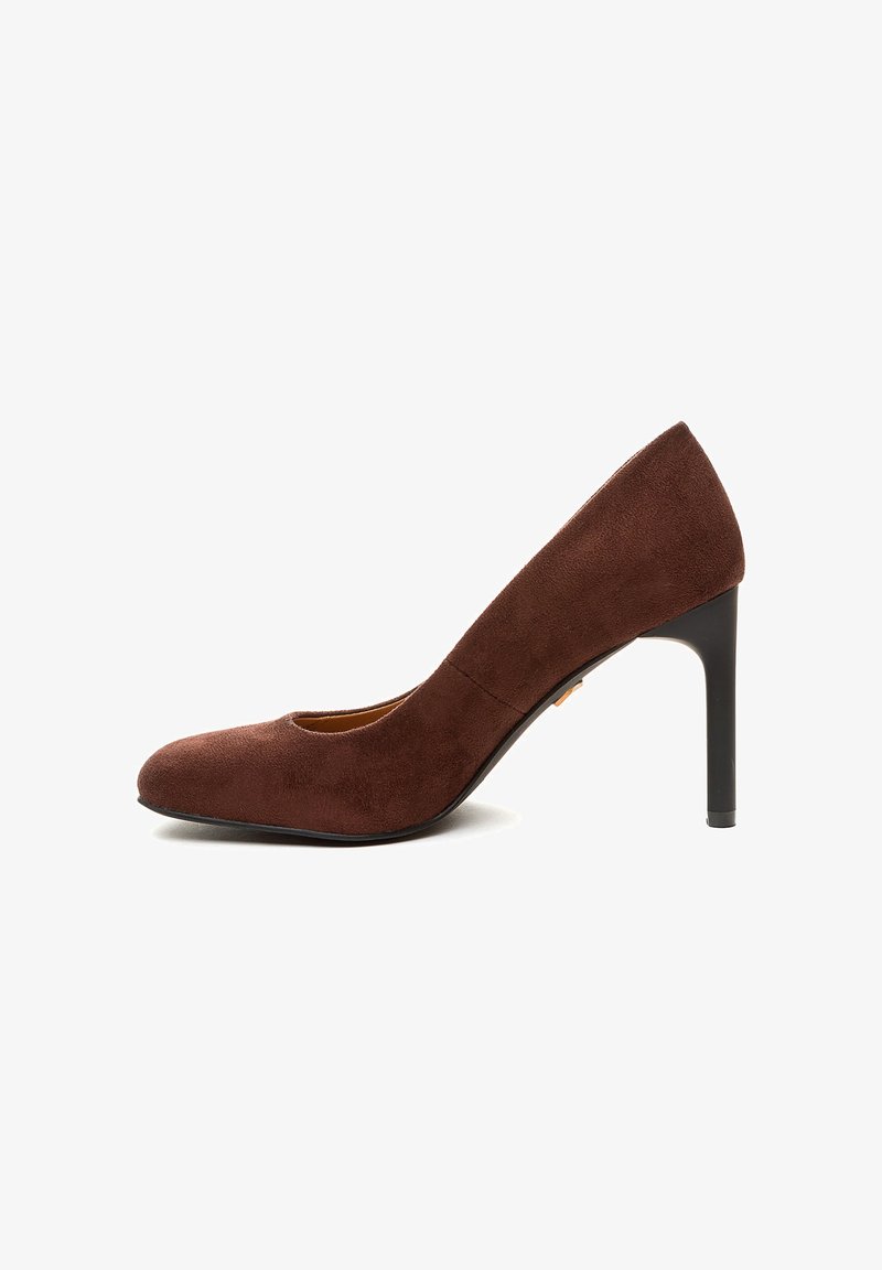 Zapato de tacón alto de ante marrón con punta redonda y elegante tacón de aguja negro. Textura suave y diseño minimalista.