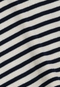 Strickstoff mit abwechselnd navyblauen und weißen horizontalen Streifen, einem strukturierten Muster und einem weichen, atmungsaktiven Aussehen.