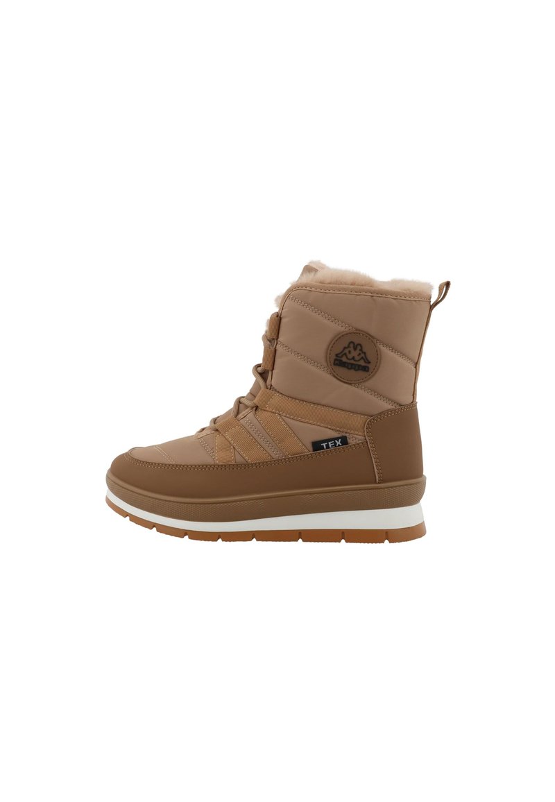 Botte imperméable marron avec un col rembourré, un dessus texturé et un système de laçage. Semelle blanche légèrement surélevée. Doublure en polaire visible.
