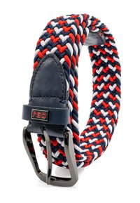 Geweven riem in rood, wit en marineblauw met een leren accent; heeft een matte zwarte metalen gesp en een gevlochten textuur.