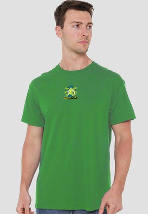 Grünes Baumwoll-T-Shirt mit Grafikdruck in Blau- und Gelbtönen, rundem Ausschnitt und kurzen Ärmeln. Klassischer Schnitt.