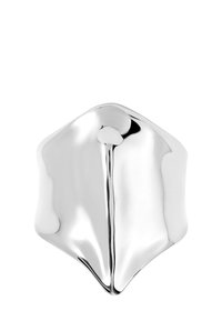 Anillo de plata pulida con una forma fluida y abstracta. Presenta superficies suaves y curvas sutiles, reflejando la luz con un acabado brillante.