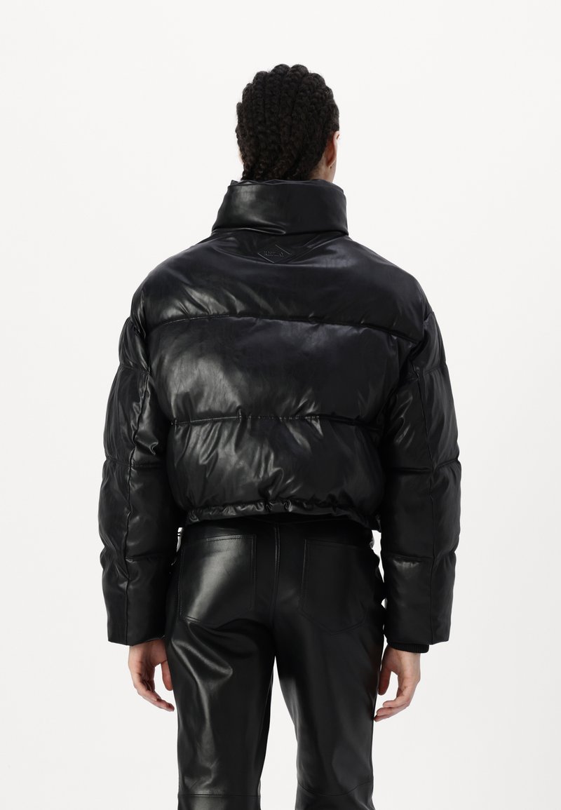 Schwarze Steppjacke aus glänzendem Leder, mit hohem Kragen und cropped Design. Glatte Oberfläche mit horizontalen Steppnähten.