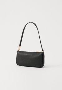 Zwarte gestructureerde leren tas met een rechthoekige vorm, een kort handvat en gouden hardwareaccenten. Ritssluiting aan de bovenkant.