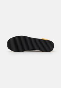 EA7 Emporio Armani LACES UNISEX - Treniņu apavi - black/mango mojito