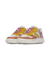 Sneaker multicolori in materiale scamosciato e in pelle, con accenti gialli, rosa e bianchi, e una suola in gomma bianca testurizzata.