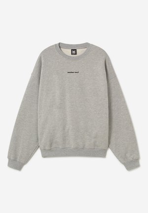 Felpa grigia chiaro a maniche lunghe con polsini e orlo a costine, con un piccolo testo nero "another one?" centrato sul petto.