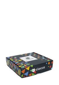 Schwarze Box mit bunten geometrischen Mustern und Punkten. Auf der Vorderseite befindet sich ein zentrales weißes Etikett mit "ciocca" und einem Katzenlogo.