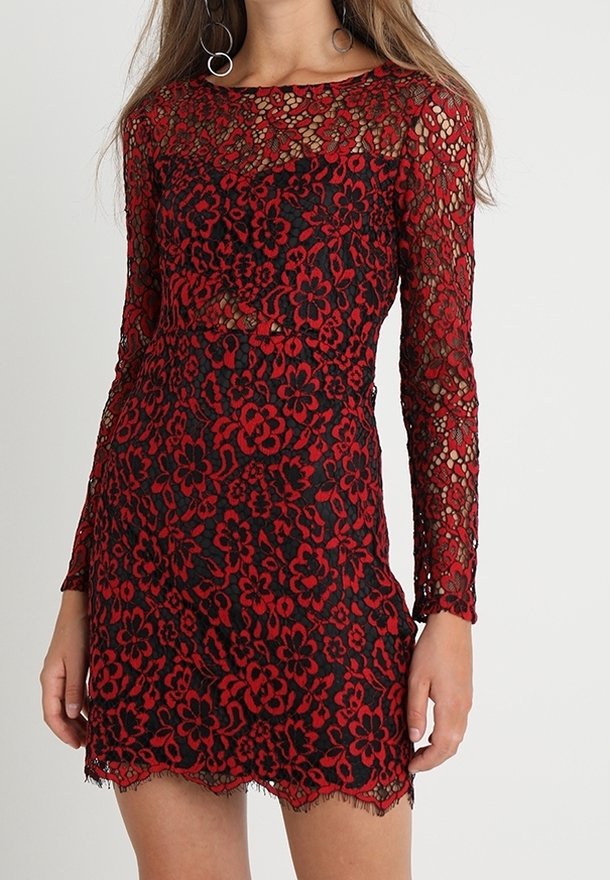 Robe en dentelle florale rouge avec manches longues, doublure noire transparente, ourlet festonné et motifs floraux complexes sur toute la surface.