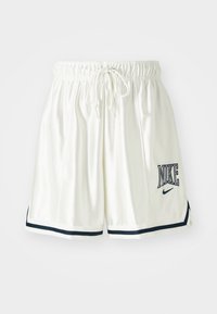 Shorts deportivos blancos de Nike con cintura elástica y cordón, ribete negro en el dobladillo y logotipo negro de Nike en la parte inferior de la pierna izquierda.