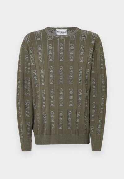 Ελαιοπράσινος πουλόβερ με κατακόρυφο ριγωτό σχέδιο και επαναλαμβανόμενο λογότυπο "ICEBERG", στρογγυλή λαιμόκοψη και ριγωτούς καρπούς και ποδόγυρο.