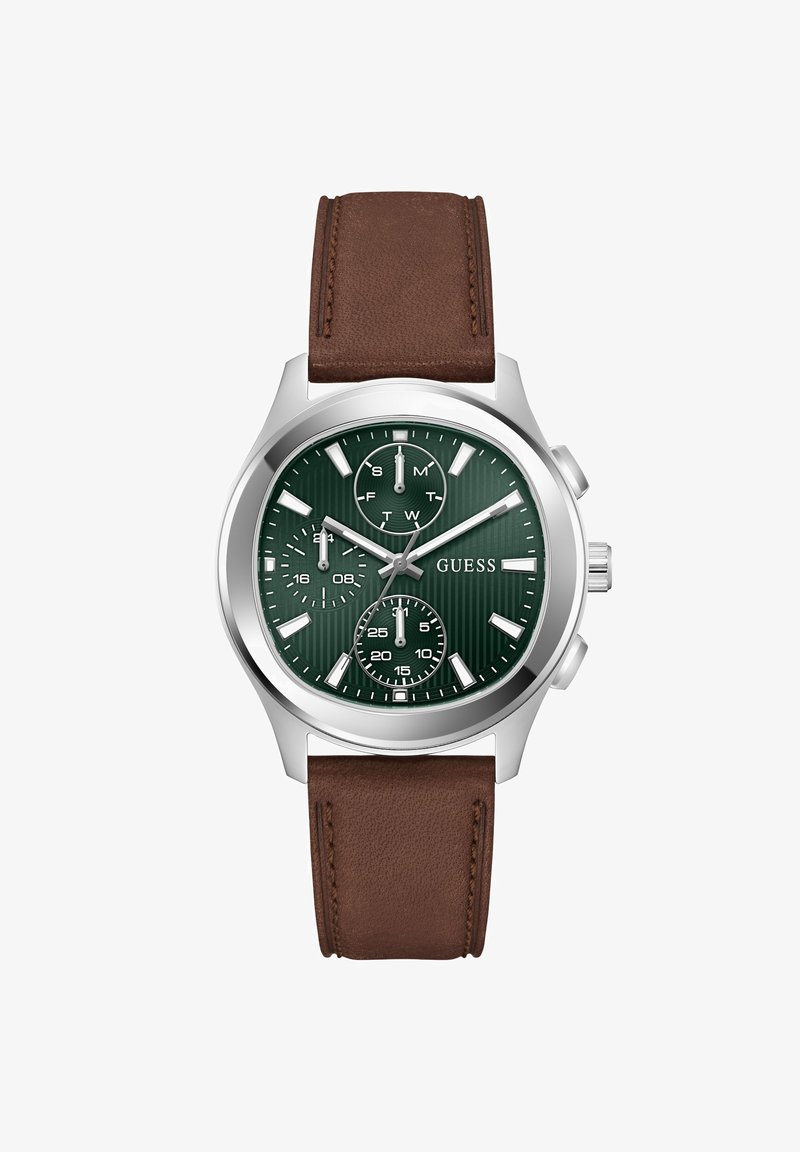 Ανδρικό ρολόι Guess με πράσινο καντράν, ασημένια θήκη, καφέ δερμάτινο λουράκι, τρεις υποκαντράν που δείχνουν ημέρα, 24ωρη ώρα και δευτερόλεπτα.