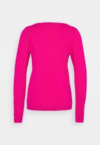 Maglione a maniche lunghe di colore rosa brillante, con una texture liscia, polsini a coste e un dettaglio di cucitura centrale sul retro.