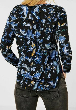 Blusa nera con motivi floreali blu e gialli, maniche lunghe e design con pieghe sul retro. Realizzata in tessuto leggero, dalla morbida texture.