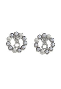 Sølv runde øreringe med små hvide perler arrangeret i et struktureret design, med en sikker lås i midten.