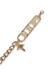 Gouden metalen schakelarmband met een opvallende logo-link en een decoratieve hanger in de vorm van een blad. Gladde afwerking en een karabijnsluiting.