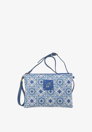 Blauw-witte crossbodytas met patroon, verstelbare band en frontlogo patch met gouden hardware.