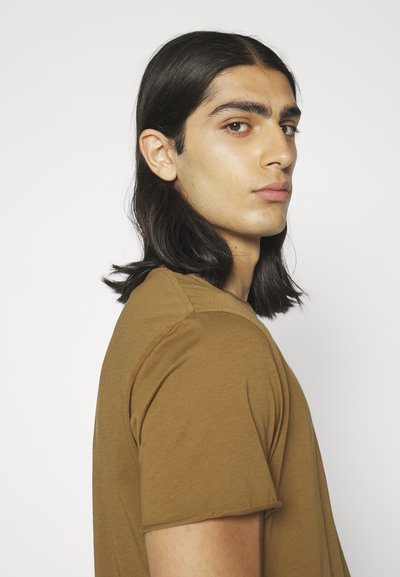 Filippa K ROLL NECK TEE - Jednoduché tričko - bronze gre
