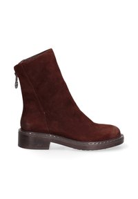 Bruine suède enkelboot met een lage blokhak, een rits aan de zijkant en decoratieve zilveren studs langs de zool. Gladde textuur en gestroomlijnde vorm.