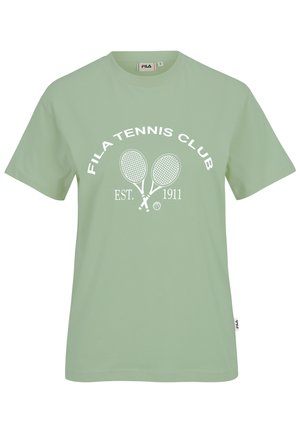 T-shirt en coton vert clair avec un col rond. Présente un texte blanc "Fila Tennis Club" et un graphique de raquettes de tennis croisées. Coupe décontractée.