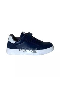 Scarpa atletica blu navy con accenti bianchi, caratterizzata da una tomaia in sintetico liscio, design con lacci e strap in Velcro, con un logo in evidenza.