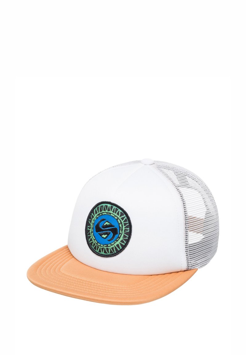 Witte baseballcap met een mesh achterkant, oranje klep en een ronde zwarte patch met een blauw en groen grafisch ontwerp.