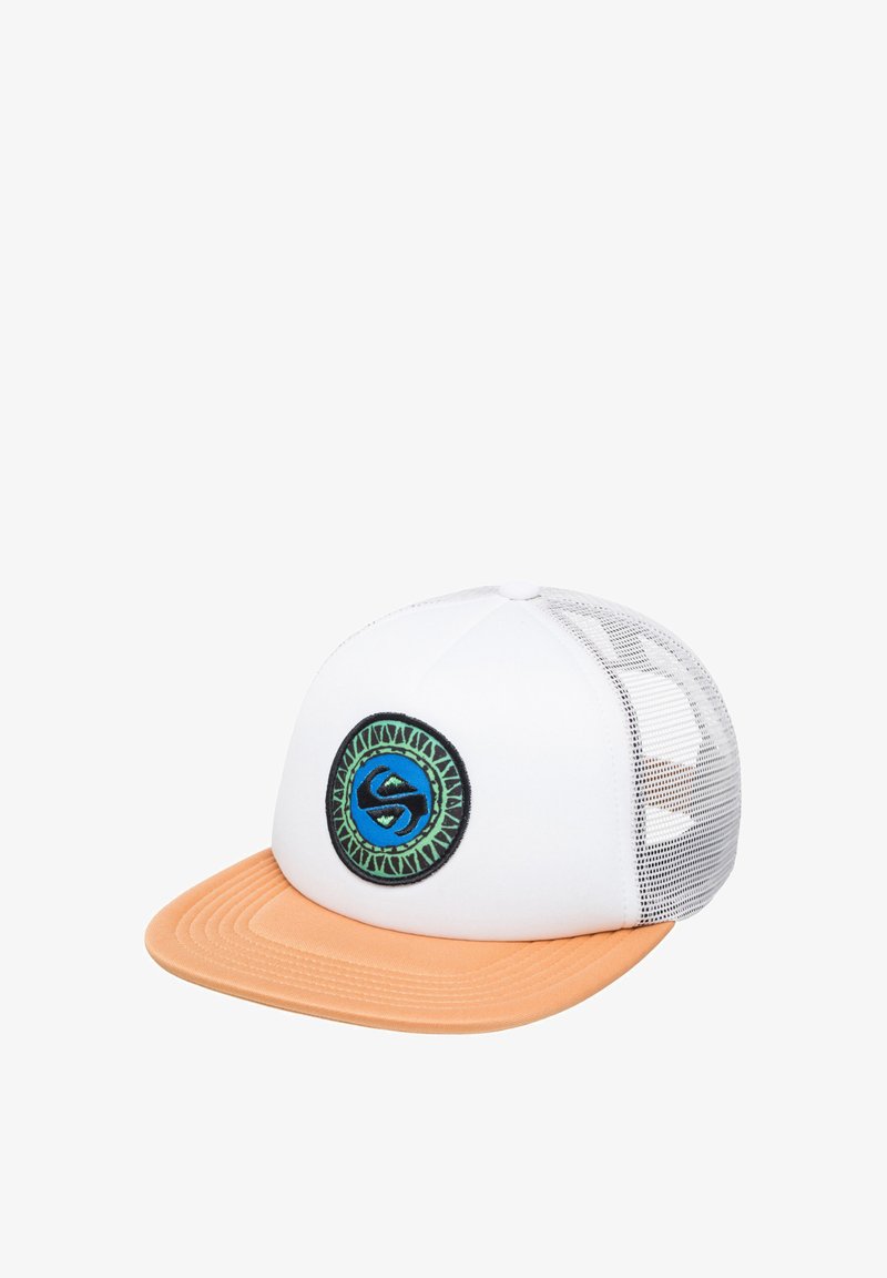 Witte baseballcap met een mesh achterkant, oranje klep en een ronde zwarte patch met een blauw en groen grafisch ontwerp.
