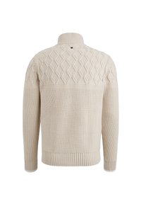 Pull beige en maille avec col haut côtelé, motif losange sur la partie supérieure du dos, et poignets et ourlet côtelés, vu de dos.