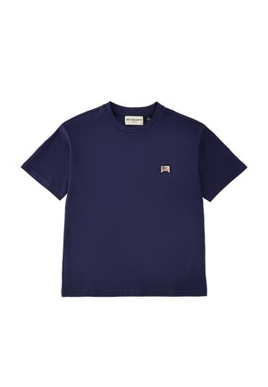 T-shirt in cotone blu navy a maniche corte, girocollo e piccola toppa rettangolare con logo sul petto sinistro.