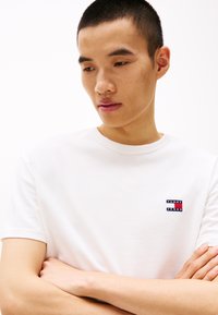 Tommy Jeans BADGE TEE - T-shirt - bas - ecru