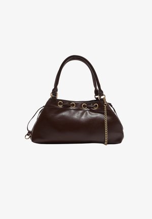 Mørkebrunt læderhåndtaske med en glat finish, der har en struktureret form, guldfarvet hardware og dobbelte håndtag med kædeaccent.