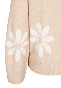 Beige gestrickter Pullover mit langen Ärmeln, der große weiße Gänseblümchenmuster an den Ärmeln und einen gerippten Saum am unteren Rand aufweist.