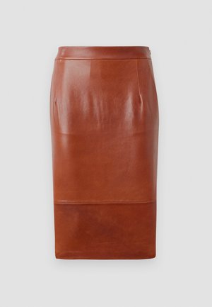 Jupe crayon en cuir marron avec une texture lisse, design à mi-genoux et un léger brillant. Présente une taille ajustée et des poches latérales.