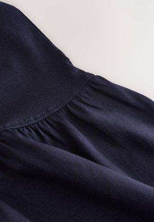 Marineblauer Stoff mit glatter Textur, der am Taillenbereich gerafft ist und einen geraden Ausschnitt aufweist. Schlichtes Design, minimalistischer Stil.