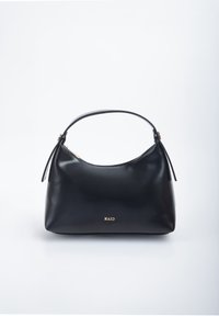 Sac à main en cuir noir avec une poignée incurvée unique, une fermeture éclair dorée et un petit logo doré « RAID » centré sur le devant.