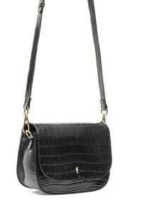 Czarna torebka crossbody z lakierowanej skóry z wytłoczeniem w krokodyla, z pojedynczym paskiem, złotymi detalami i zapięciem na klapkę. Gładka, teksturowana powierzchnia.