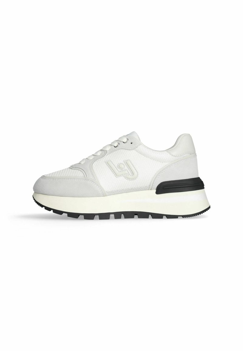 Sneaker bianca con tomaia in mesh e suede, caratterizzata da una suola nera, un'intersuola bianca e dettagli del logo discreti sul lato.